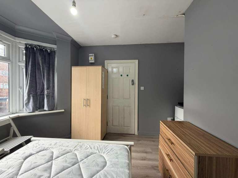 Flat Atherley Way in Greater London