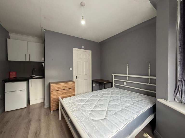 Flat Atherley Way in Greater London