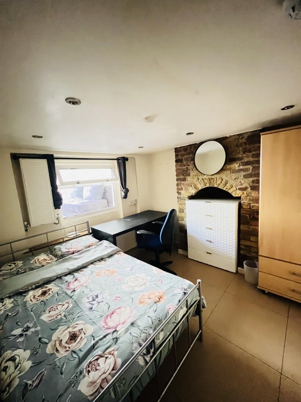 Room Plough Way in Greater London