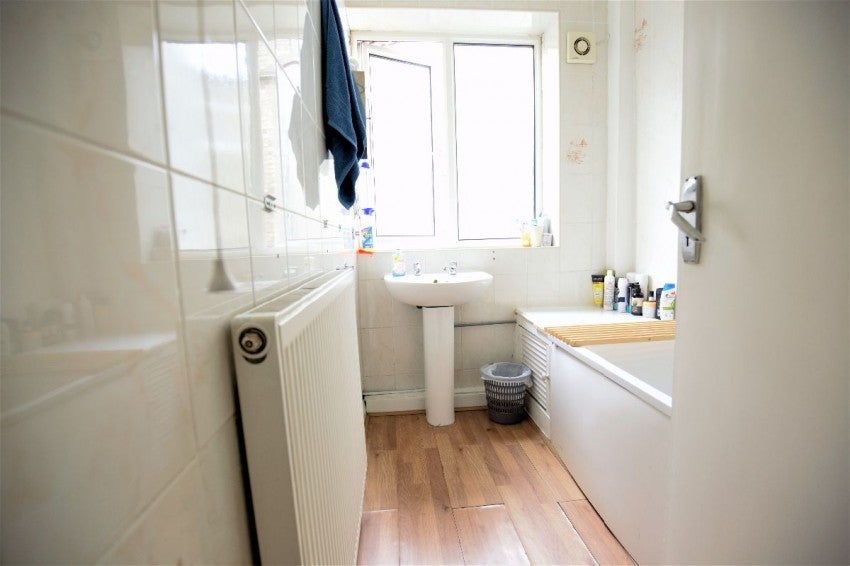 Flat Newnham Road in Greater London