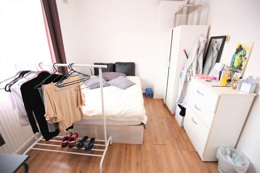 Flat Newnham Road in Greater London