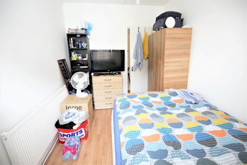 Flat Newnham Road in Greater London