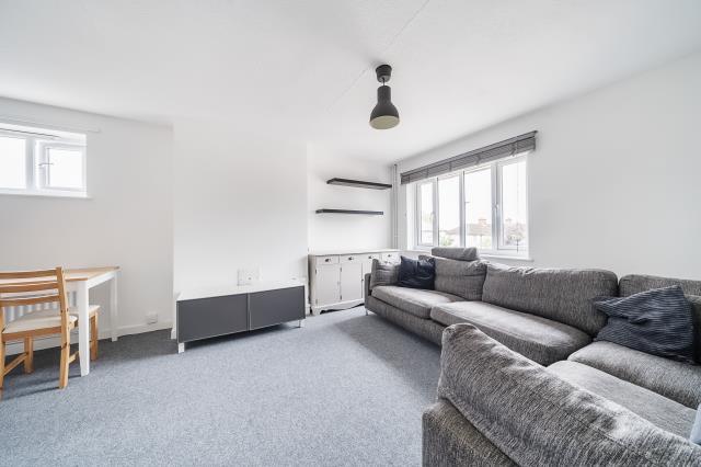 Flat Finch Close in London