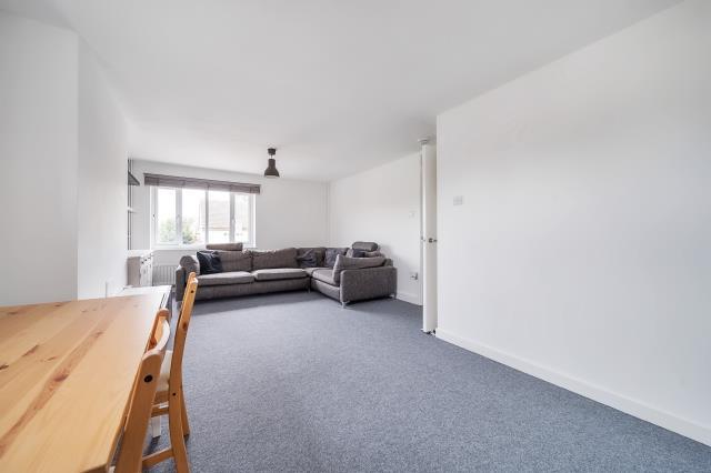 Flat Finch Close in London