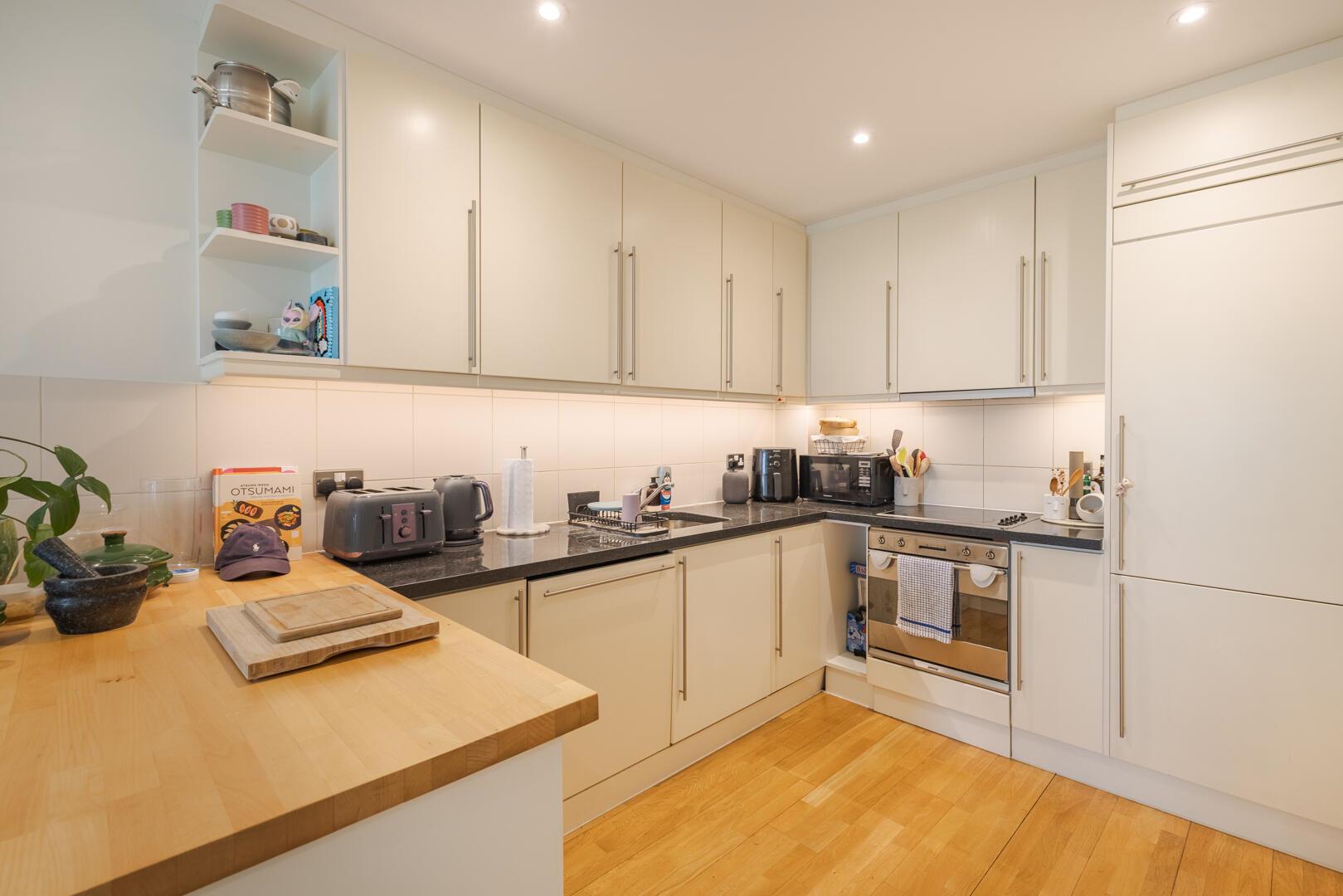Flat Chepstow Place in City of Westminster