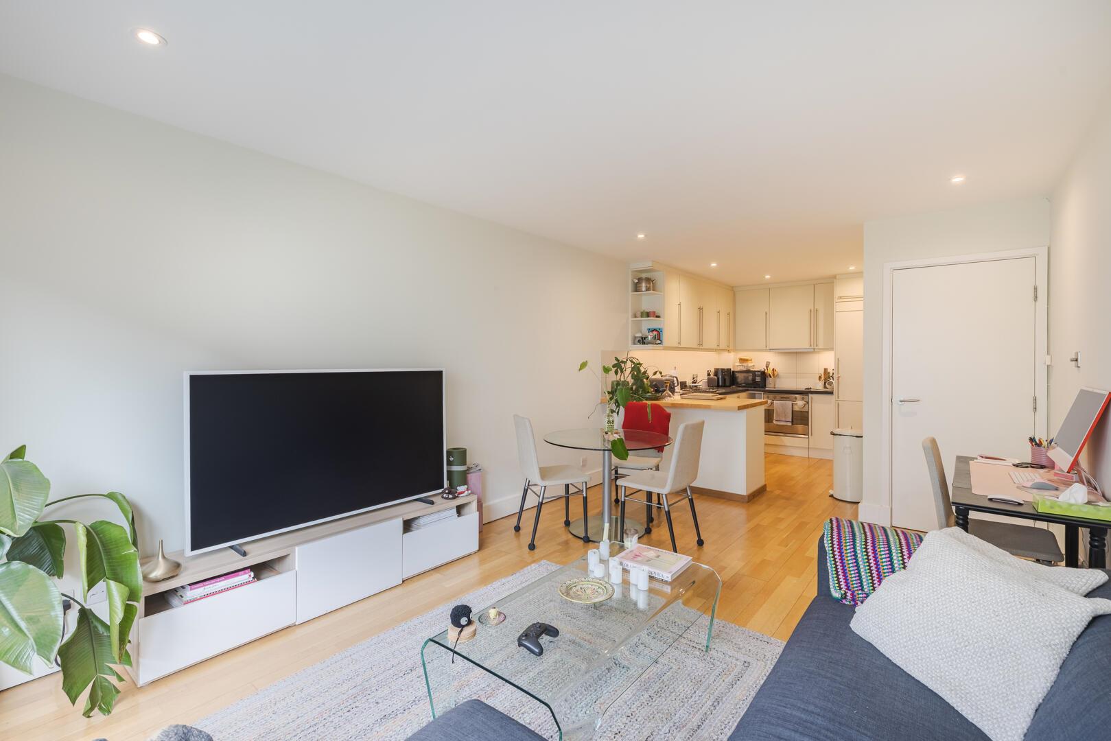 Flat Chepstow Place in City of Westminster