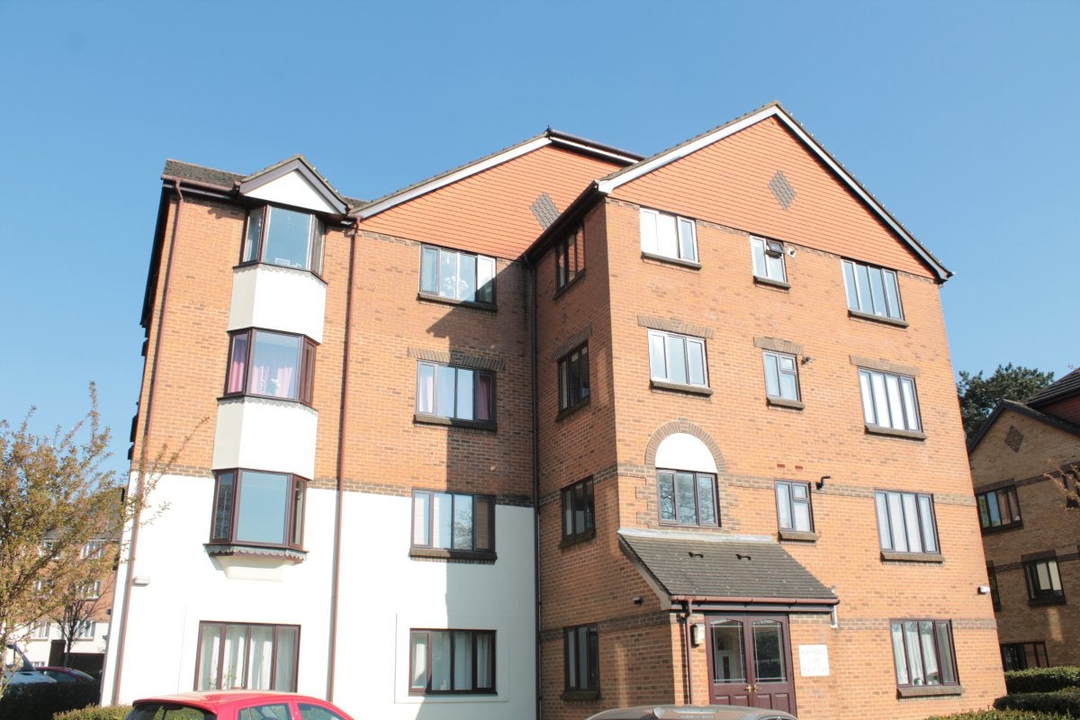 Flat St Annes Mount in Reigate and Banstead