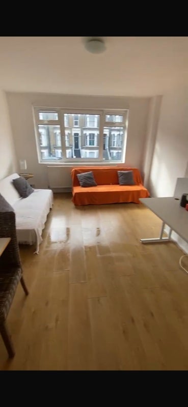 Room Stockwell Road in Greater London