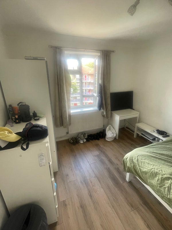 Room Cowley Road in Greater London