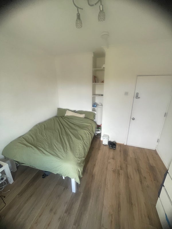 Room Cowley Road in Greater London