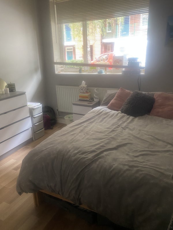 Room Riley Road in Greater London