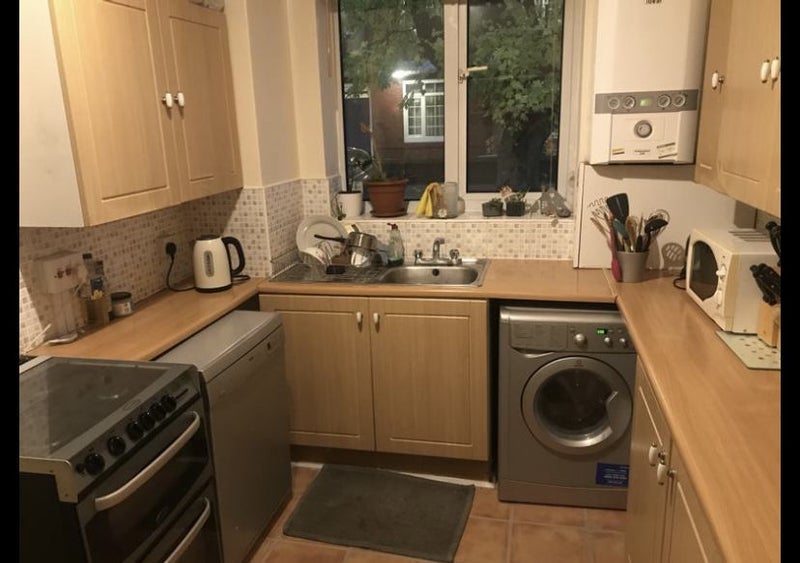 Room Riley Road in Greater London