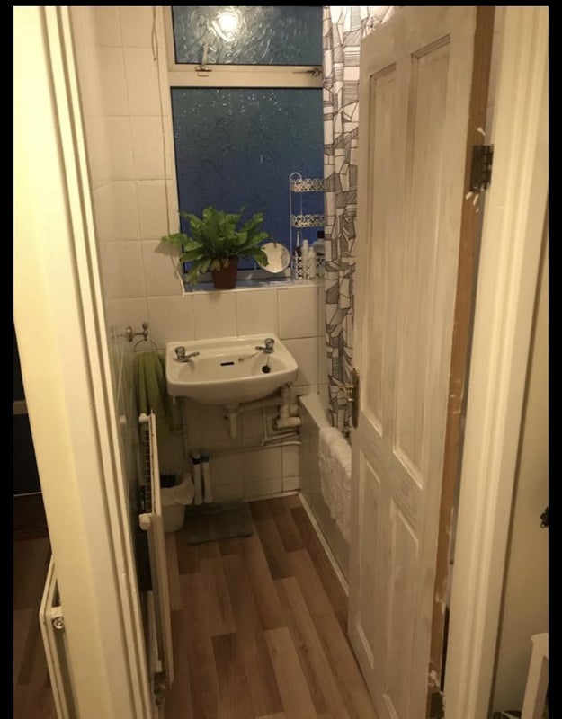 Room Riley Road in Greater London