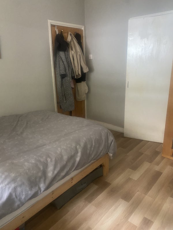 Room Riley Road in Greater London