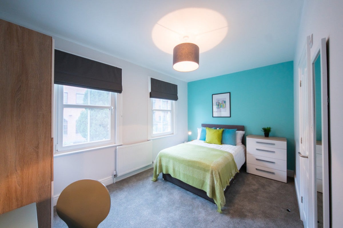 Room Crown Street in Reading
