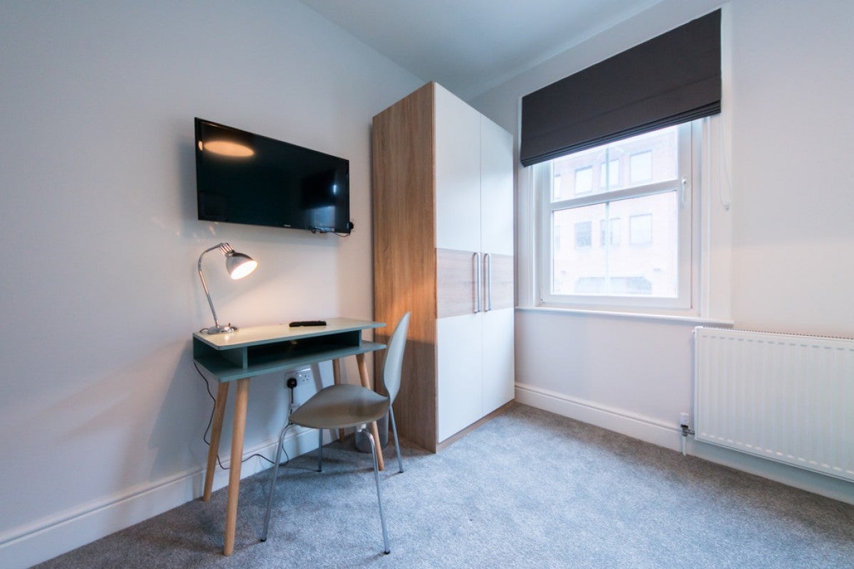 Room Crown Street in Reading