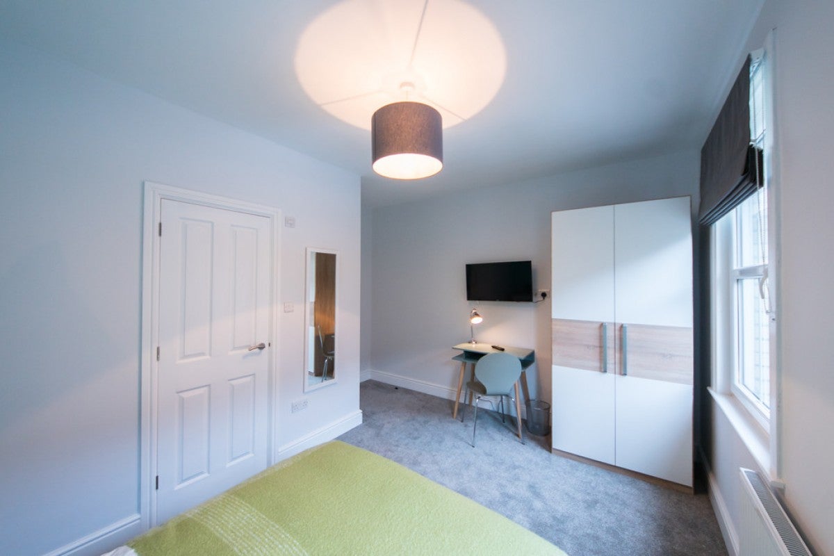 Room Crown Street in Reading