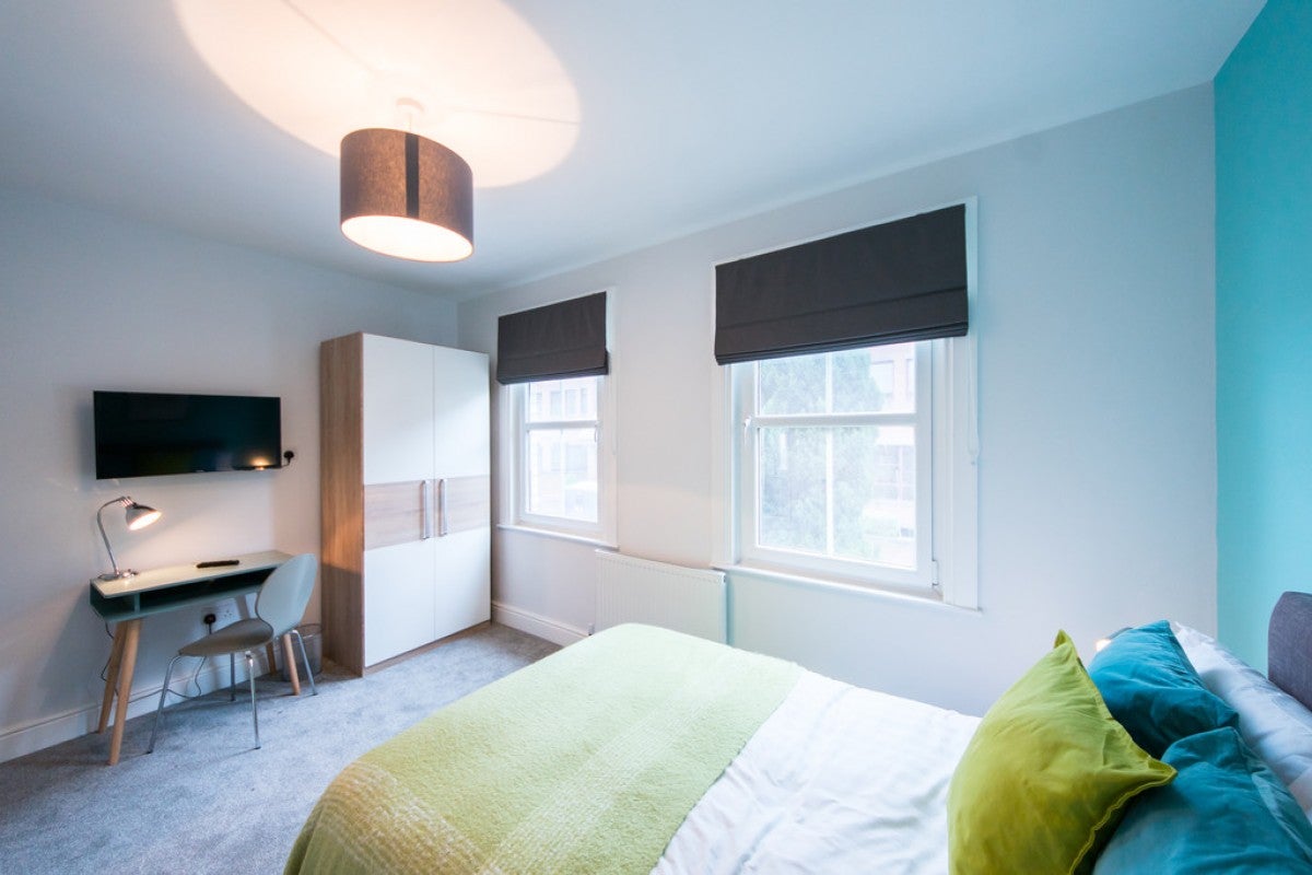 Room Crown Street in Reading
