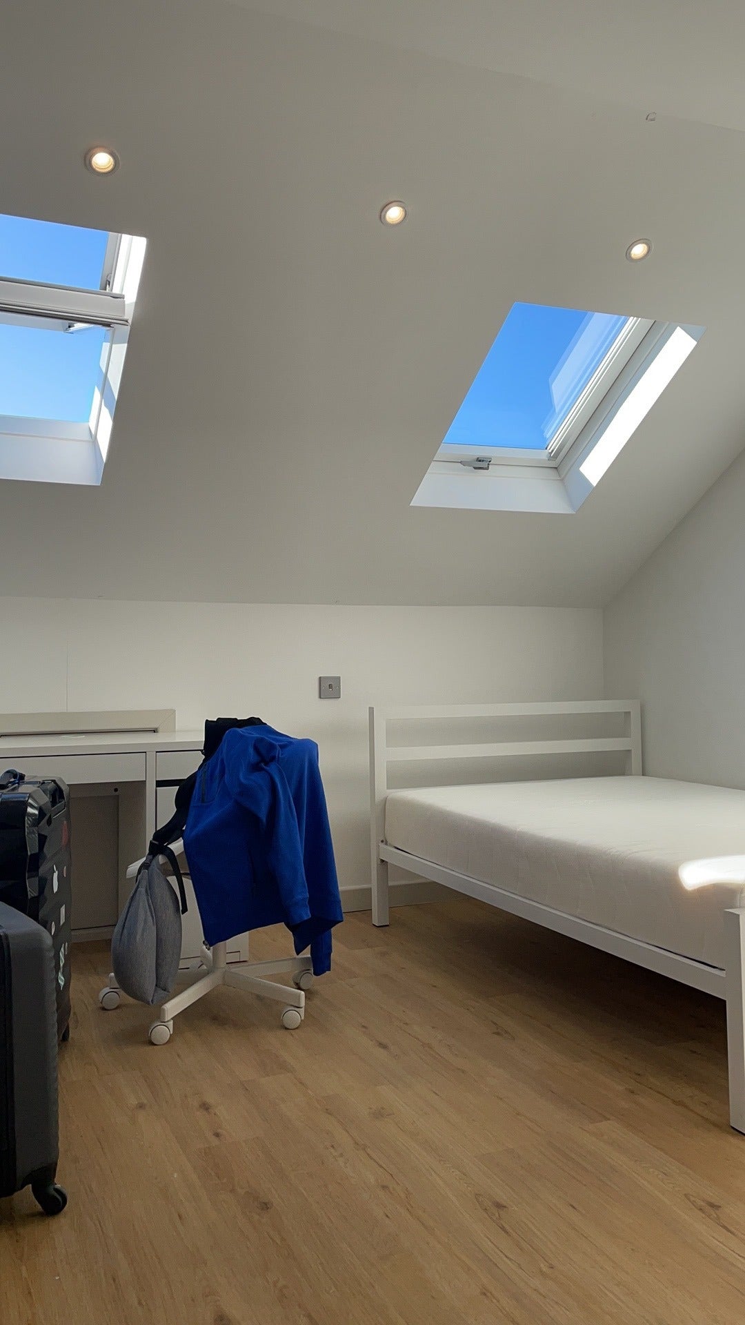 Flat Hardman Road in Greater London