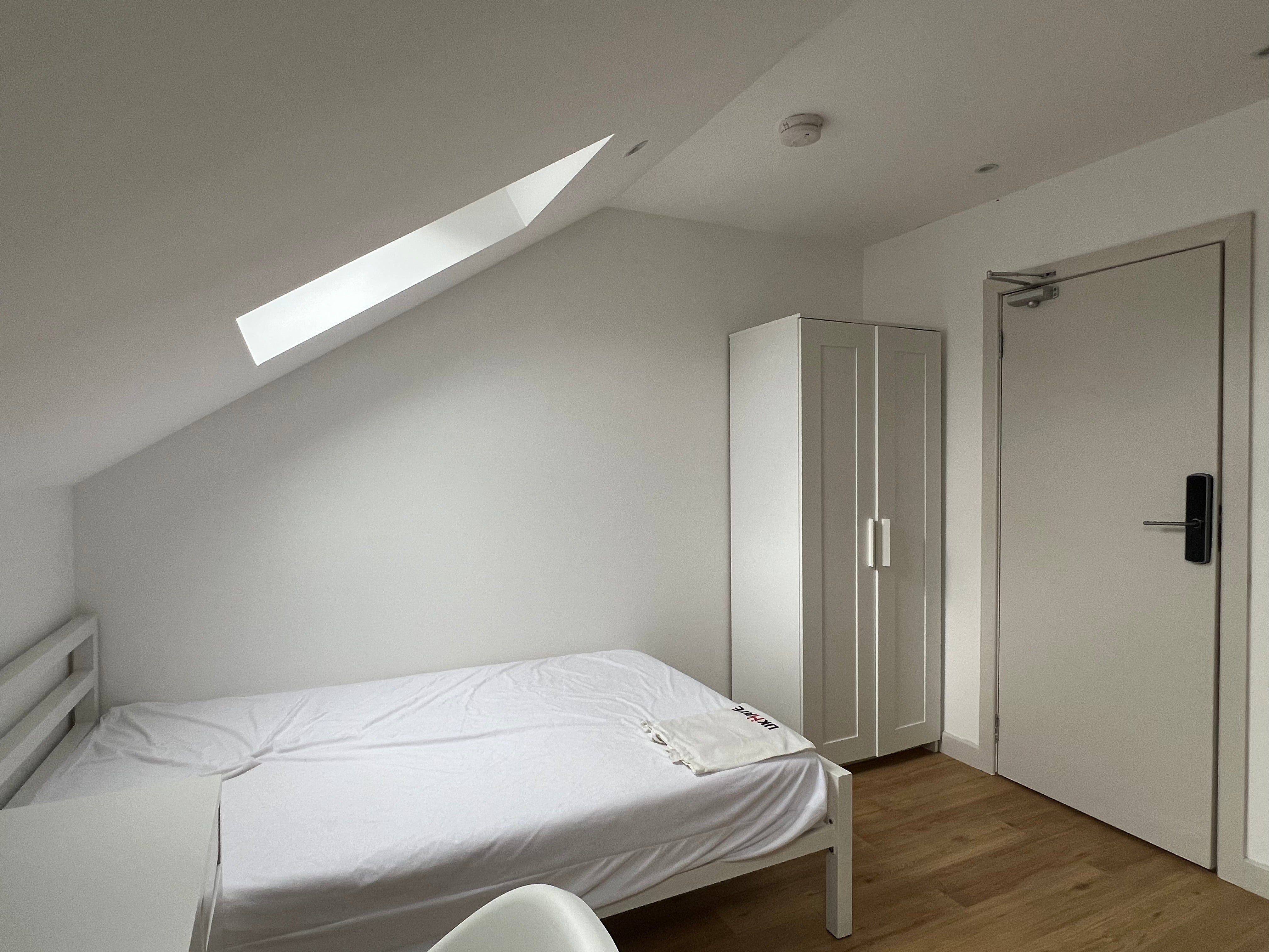 Flat Hardman Road in Greater London