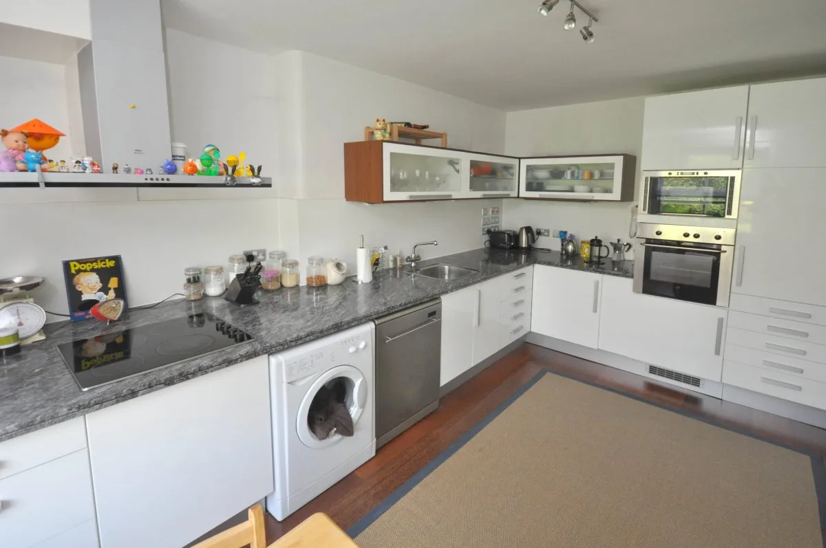 Flat Canfield Gardens in Greater London