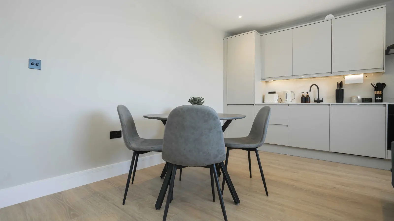 Flat Elm Grove in Greater London