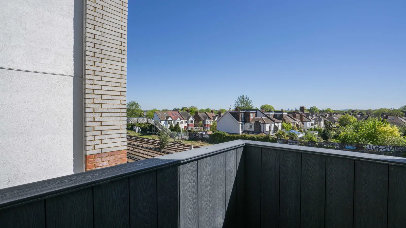 Flat Elm Grove in Greater London
