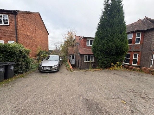 House Downs Road in Luton