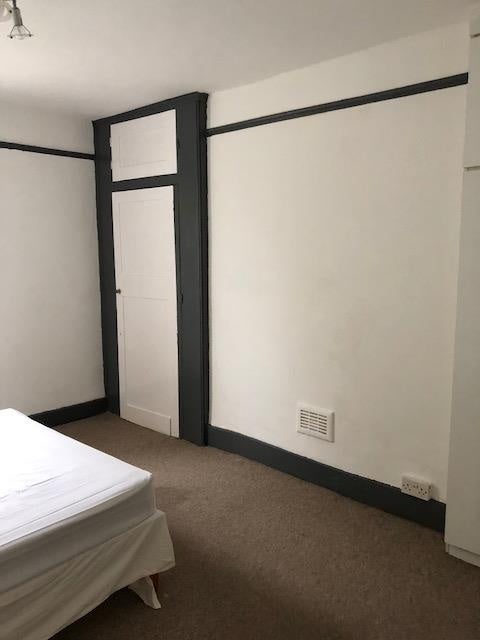 Flat Clyde Road in Greater London