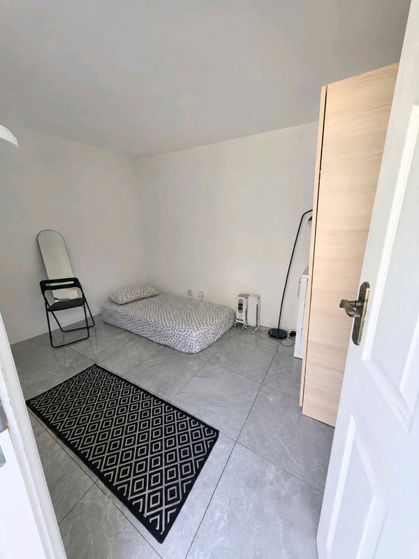 Room Kimberley Road in Greater London