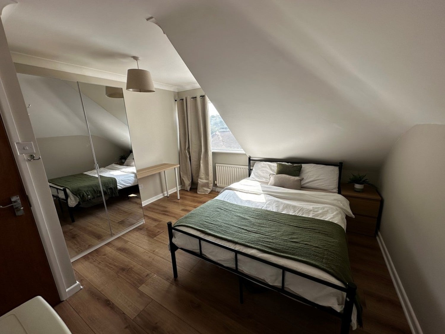 Room Ringwood Road in Poole