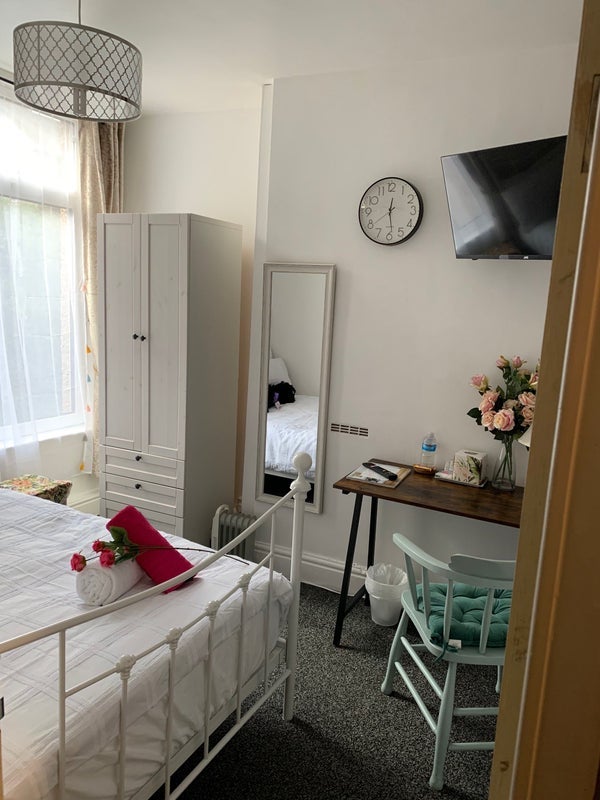 Room Shiregreen Lane in Sheffield