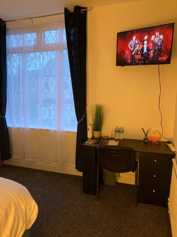 Room Shiregreen Lane in Sheffield