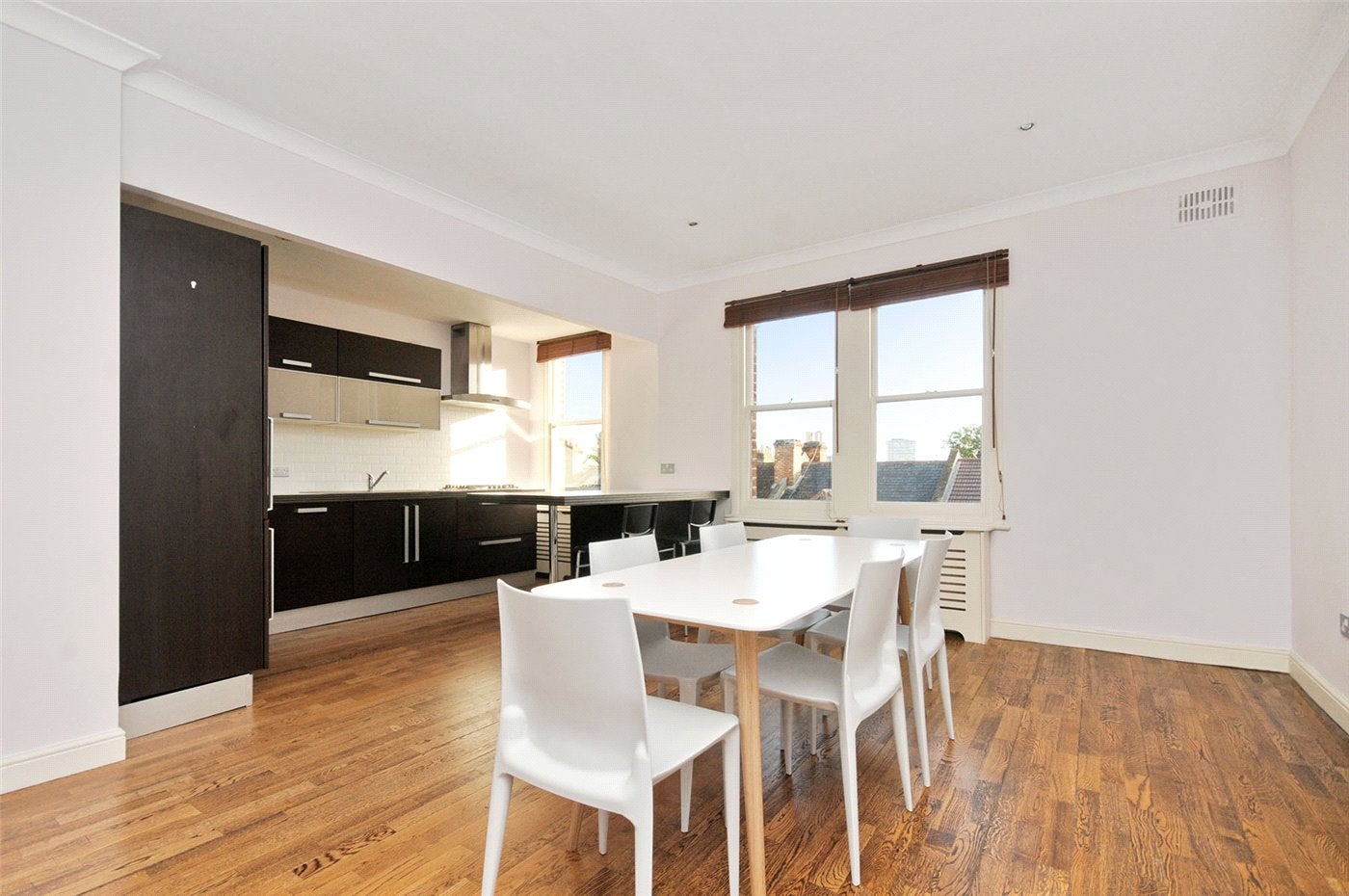 Flat Ormiston Grove in Greater London