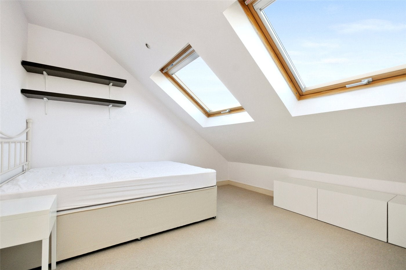 Flat Ormiston Grove in Greater London