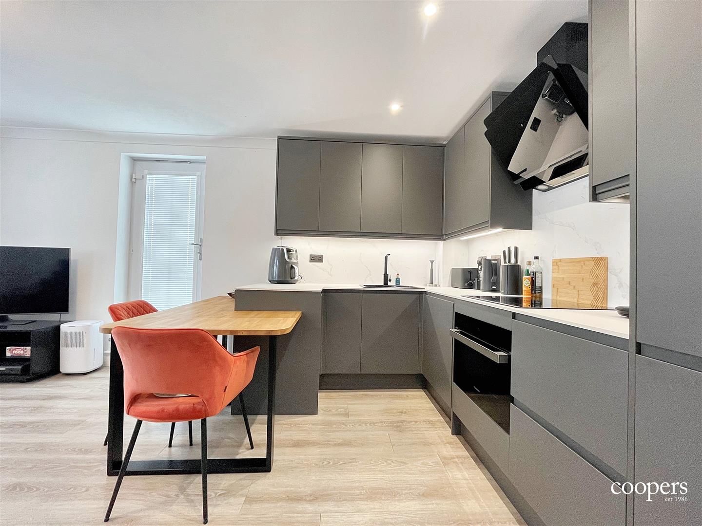 Flat Pembroke Road in Greater London