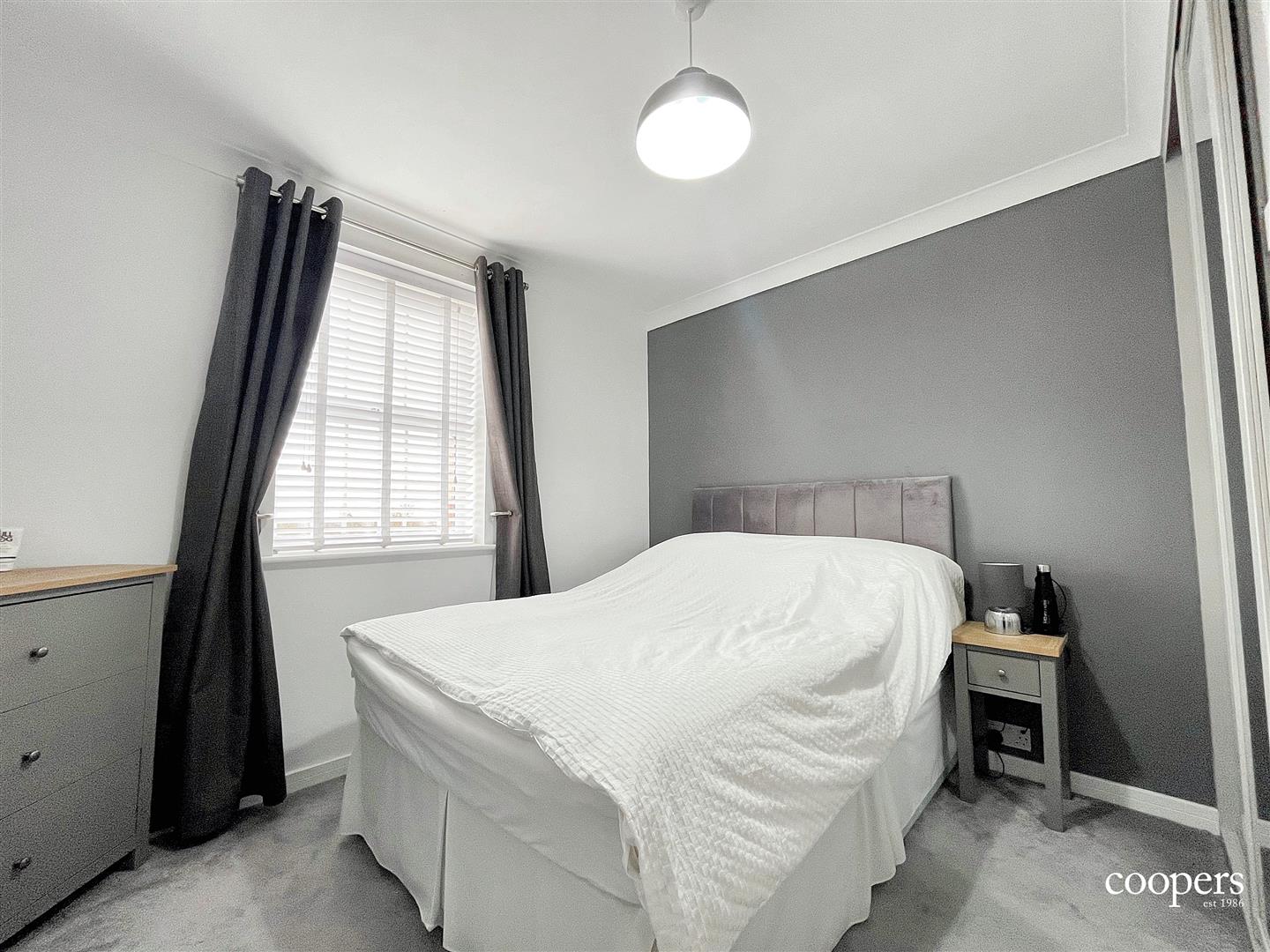 Flat Pembroke Road in Greater London