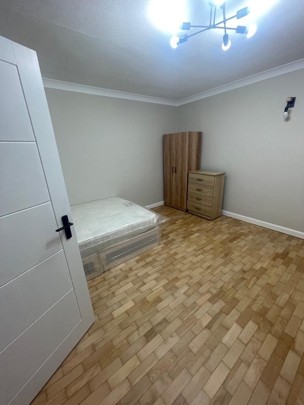 Room Pentney Road in Greater London