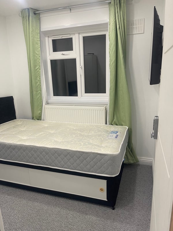 Room Plaistow Avenue in Birmingham