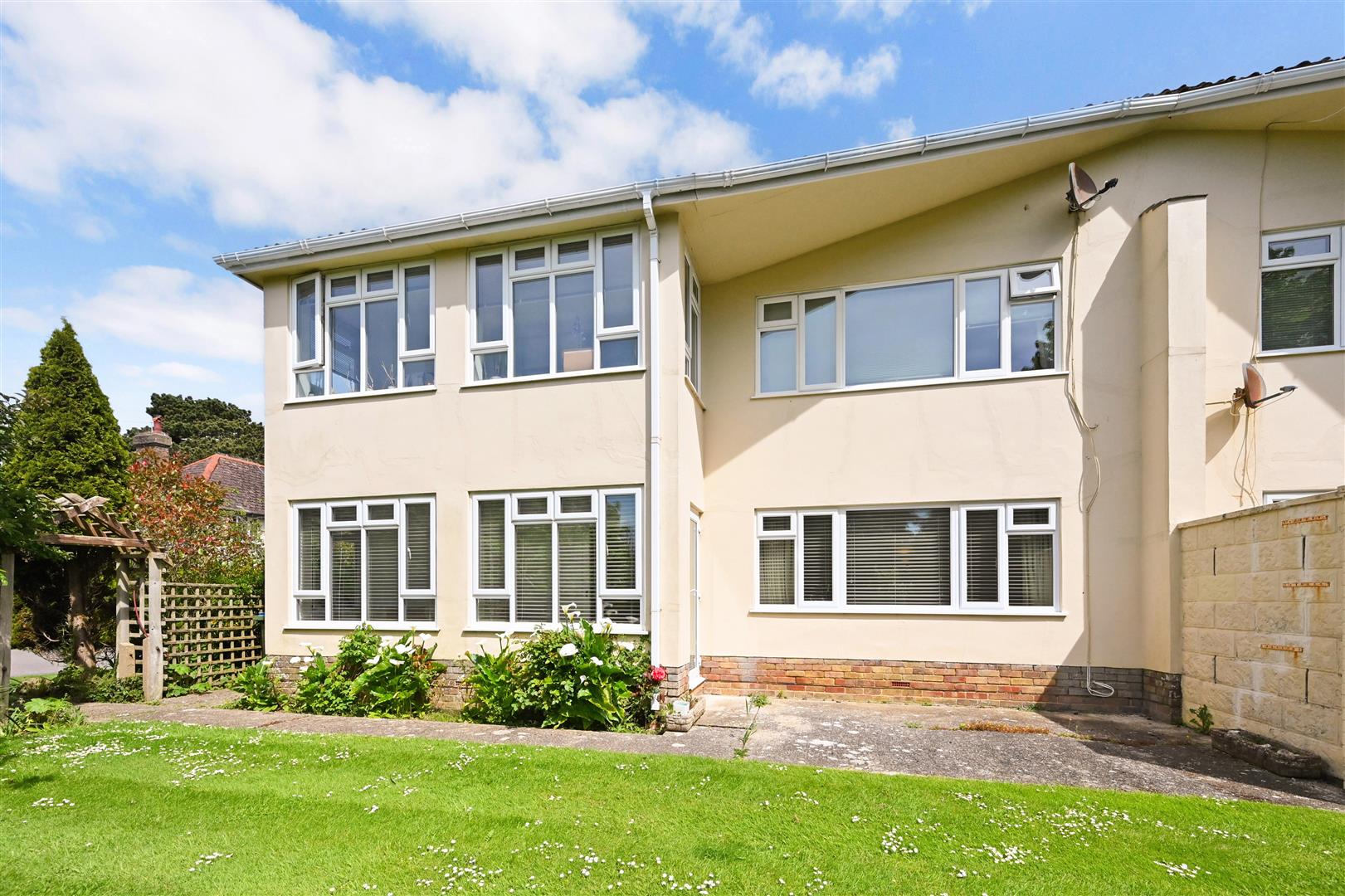 Flat Harefield Gardens in Arun