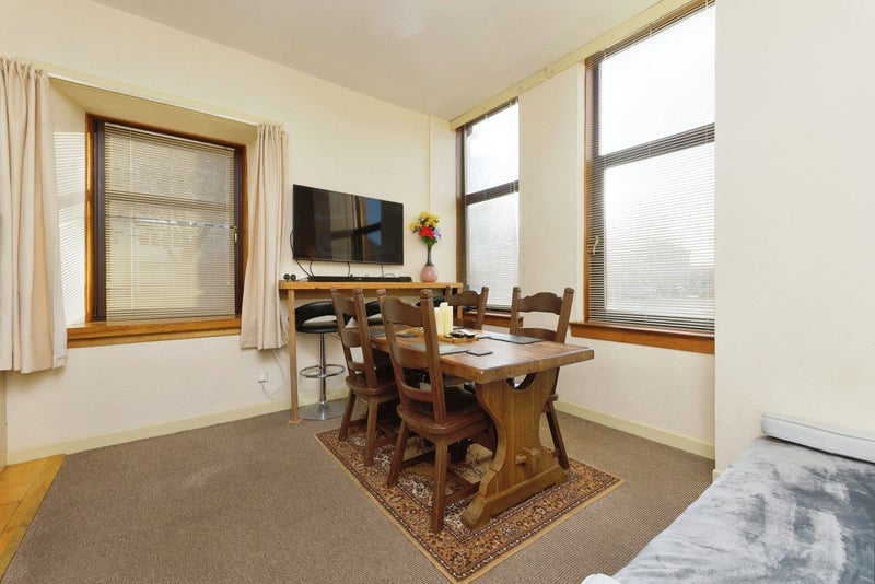 Flat Orkney Place in Glasgow