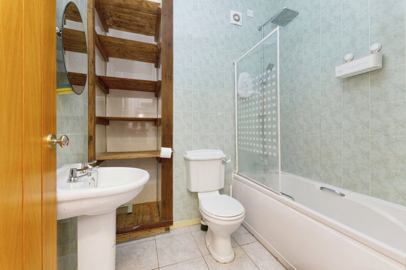 Flat Orkney Place in Glasgow