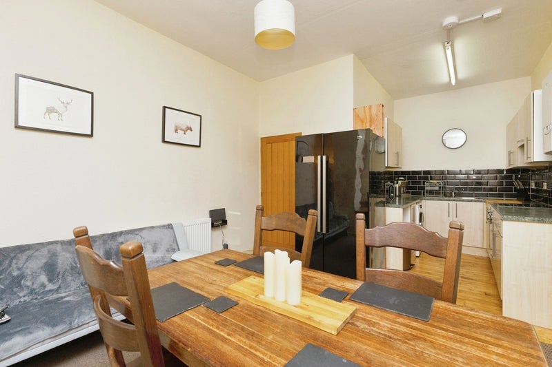 Flat Orkney Place in Glasgow