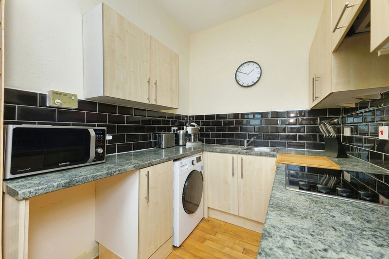 Flat Orkney Place in Glasgow