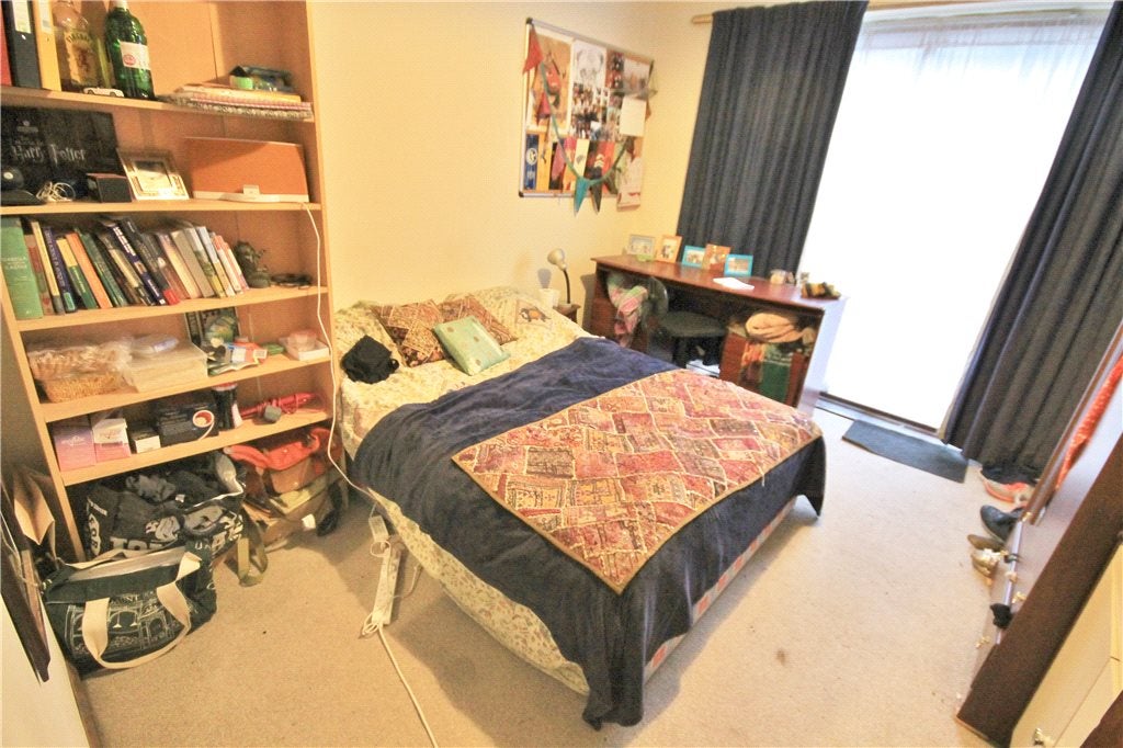 Flat Bond Street in Borough of Runnymede
