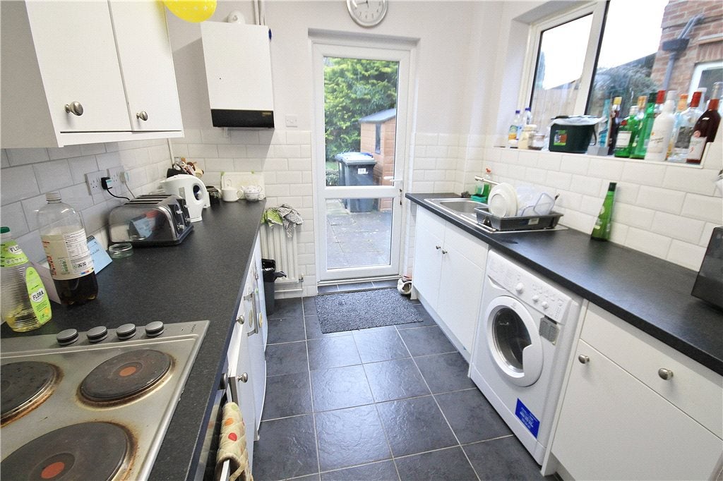Flat Bond Street in Borough of Runnymede