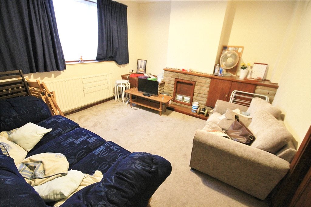 Flat Bond Street in Borough of Runnymede