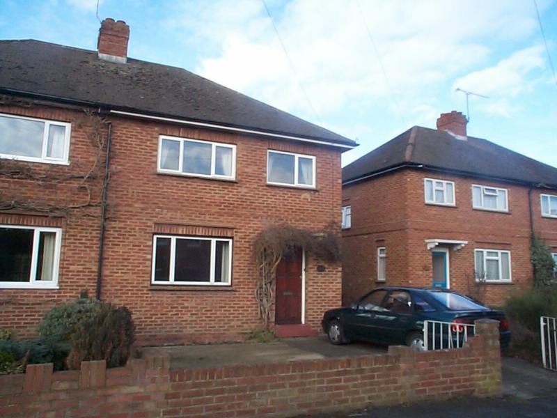 Flat Bond Street in Borough of Runnymede