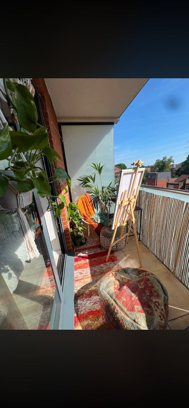 Room East Road in Greater London