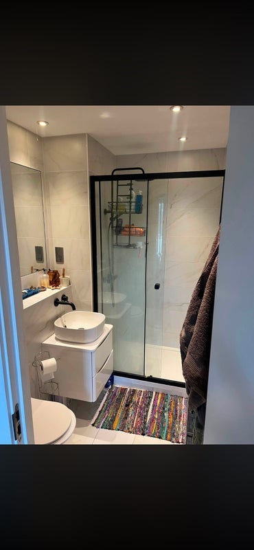 Room East Road in Greater London